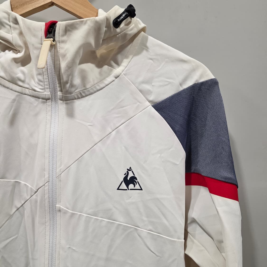 르꼬끄 기능성 바람막이 후드 집업 자켓

표기사이즈: 105
국내여성:  상품이미지2