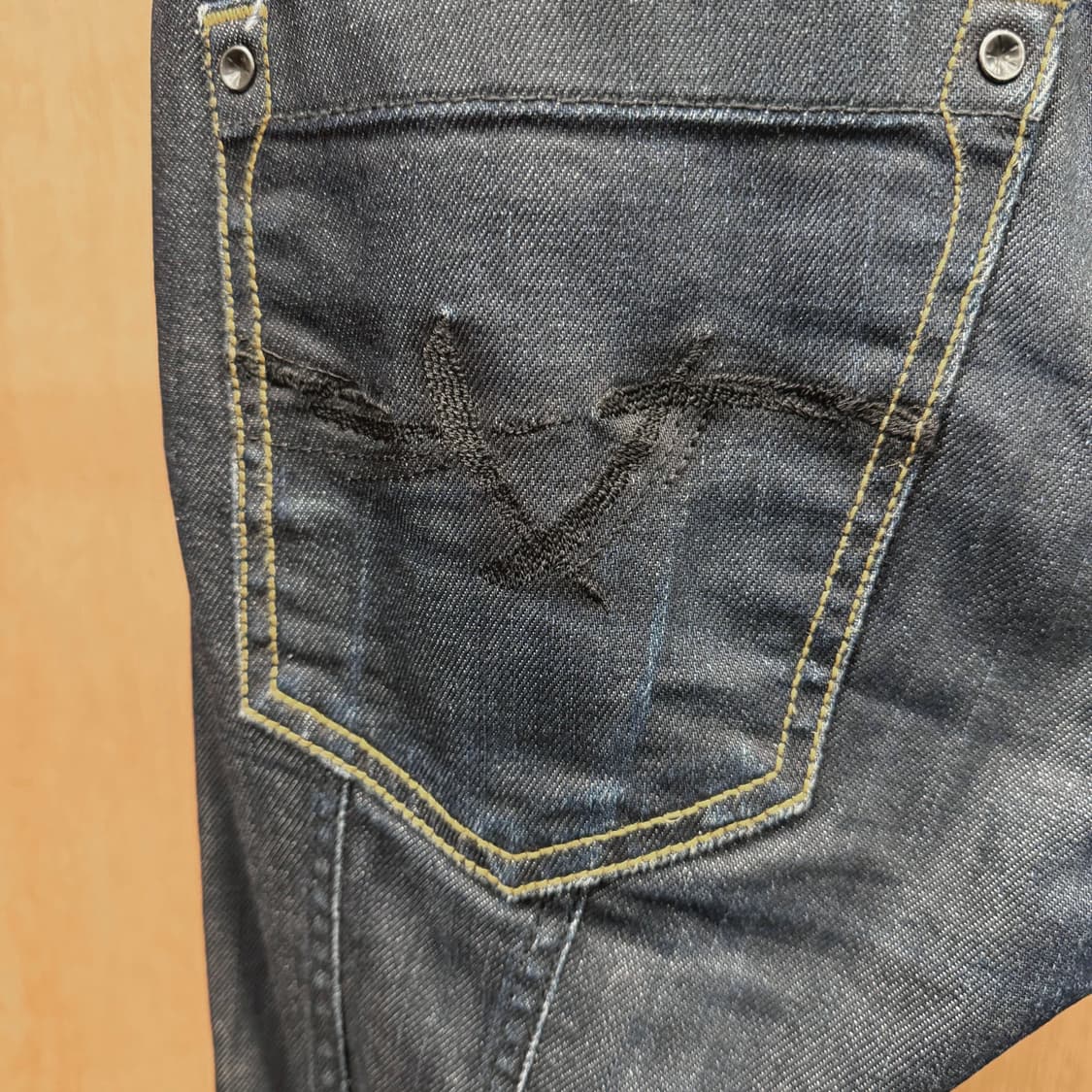 디젤 데님 팬츠 로고 레터링 백 지퍼 포켓 디테일 슬림 스트레이트핏 흑청 상품이미지8