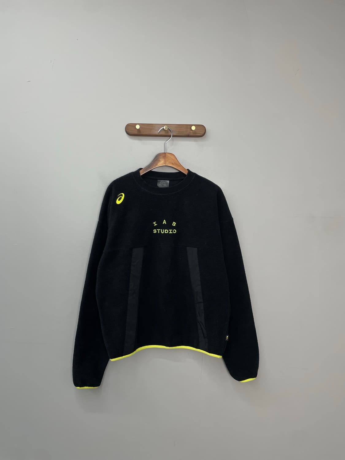 아이앱 스튜디오 x 아식스 블랙 플리스 H1366 상품이미지3