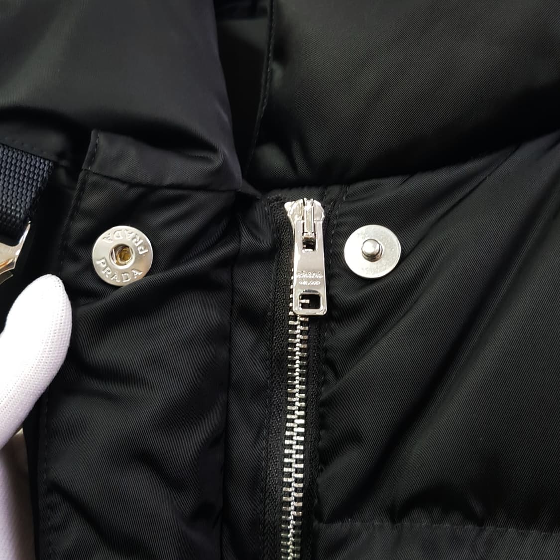 프라다 리나일론 삼각로고 버클 후드 다운 패딩 29Y966 상품이미지8