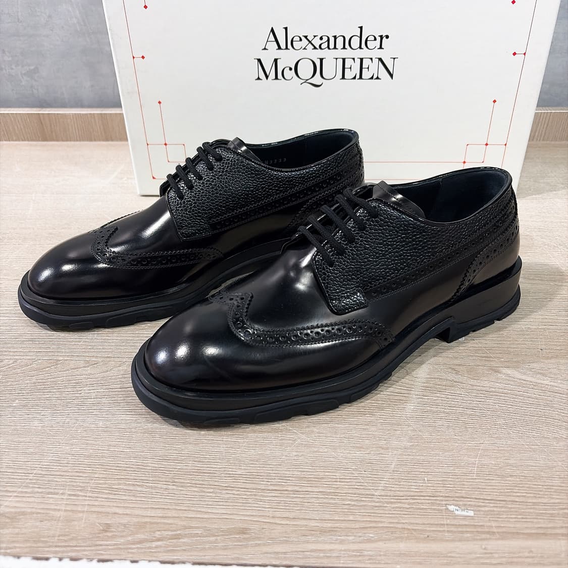 (정품/새상품) 알렉산더 맥퀸 남성 블랙 텍스처 더비 상품이미지2