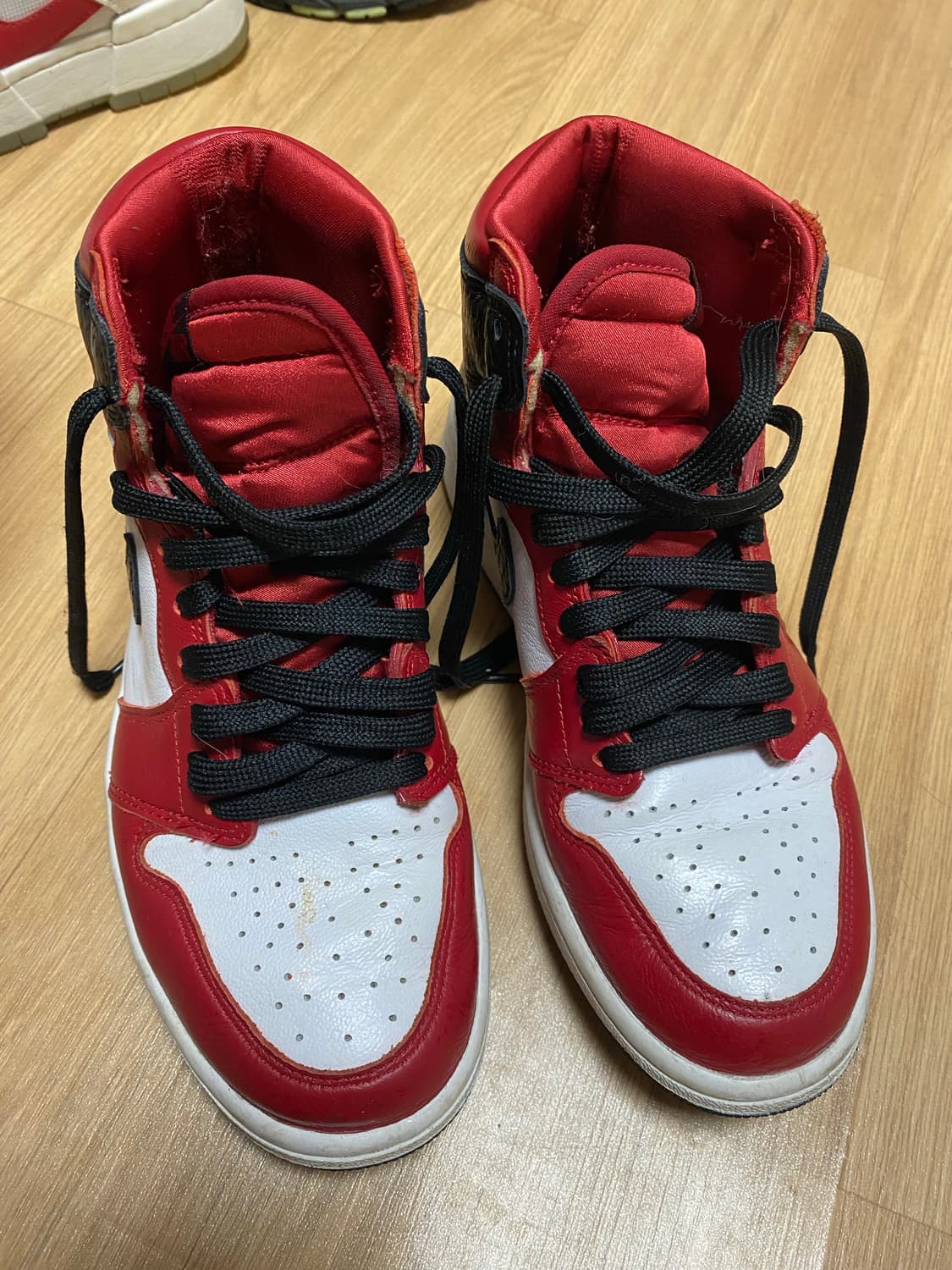 조던 1레트로 하이 사틴 레드 상품이미지2