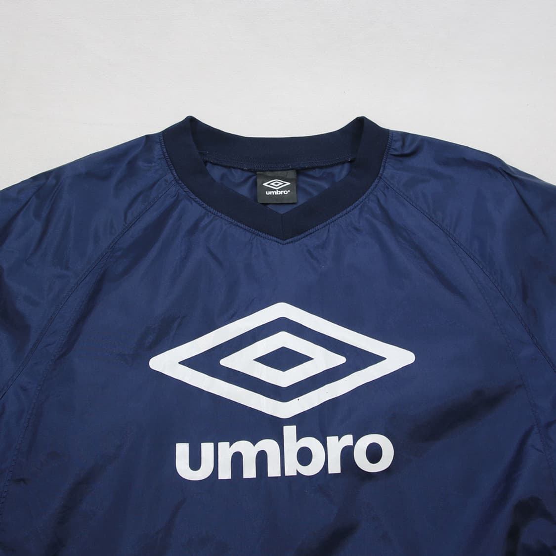 (착용컷) UMBRO 브이넥 웜업 (남성용 100) 상품이미지4