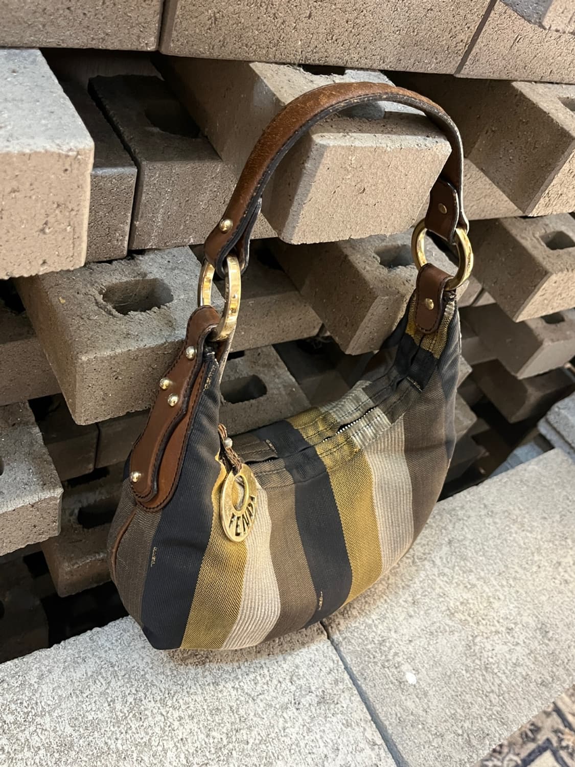 펜디 페킨 스트라이프 호보 백 상품이미지3