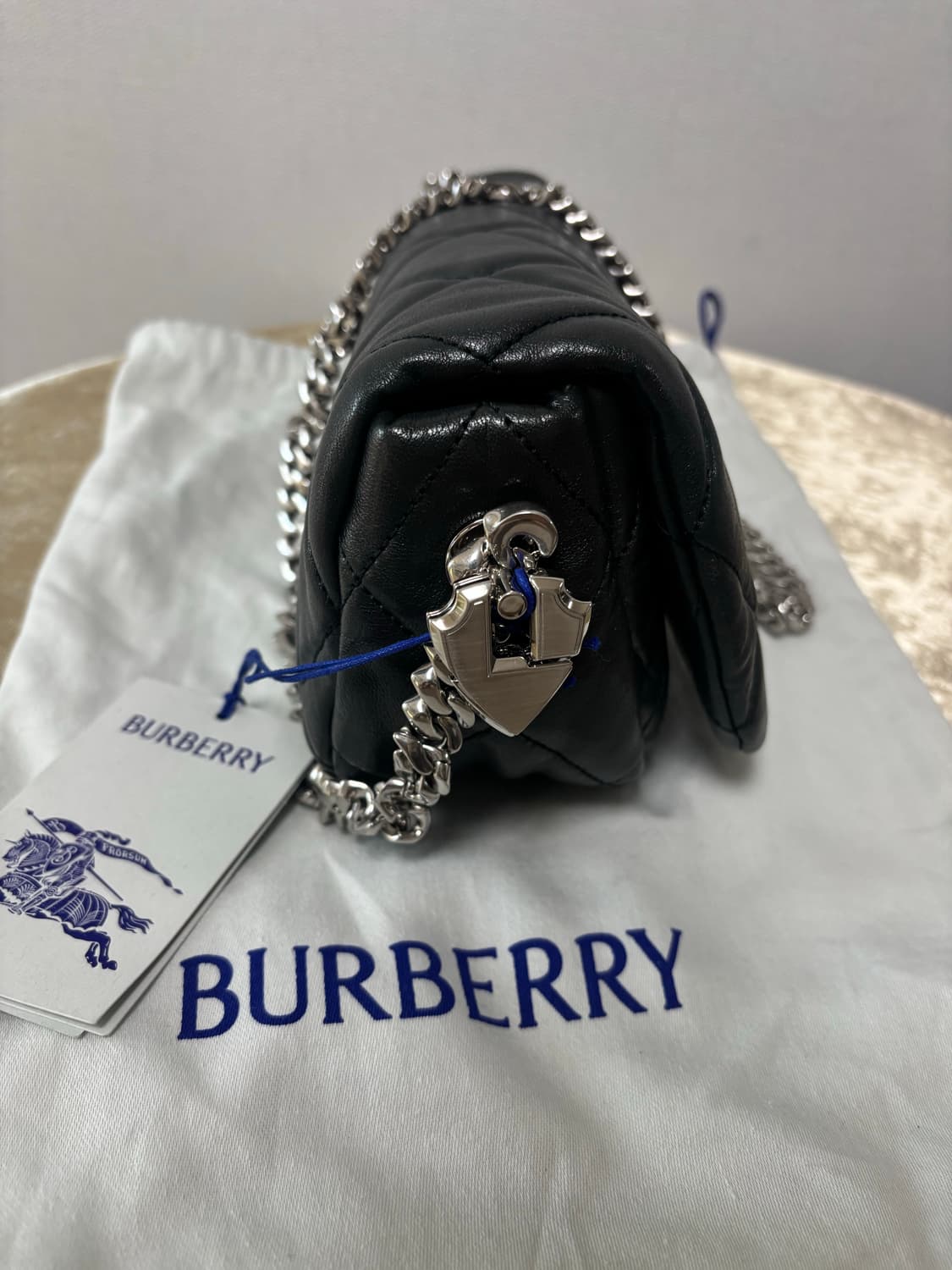 (새상품,24SS)버버리 쉴드 락 레더 숄더백 블랙 8087272 상품이미지4