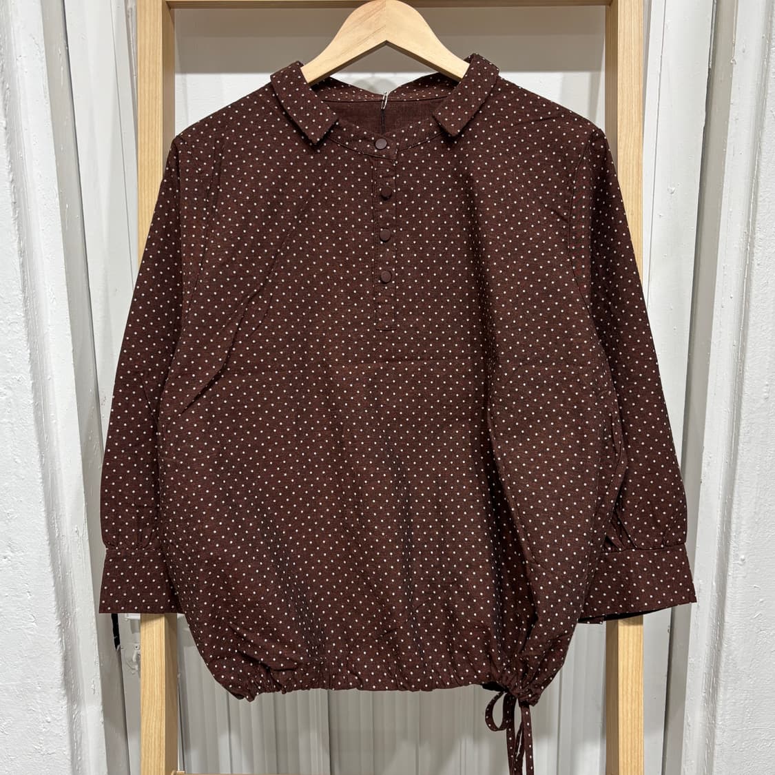 [새상품] 버튼 도트 스트링 긴팔티 상품이미지1