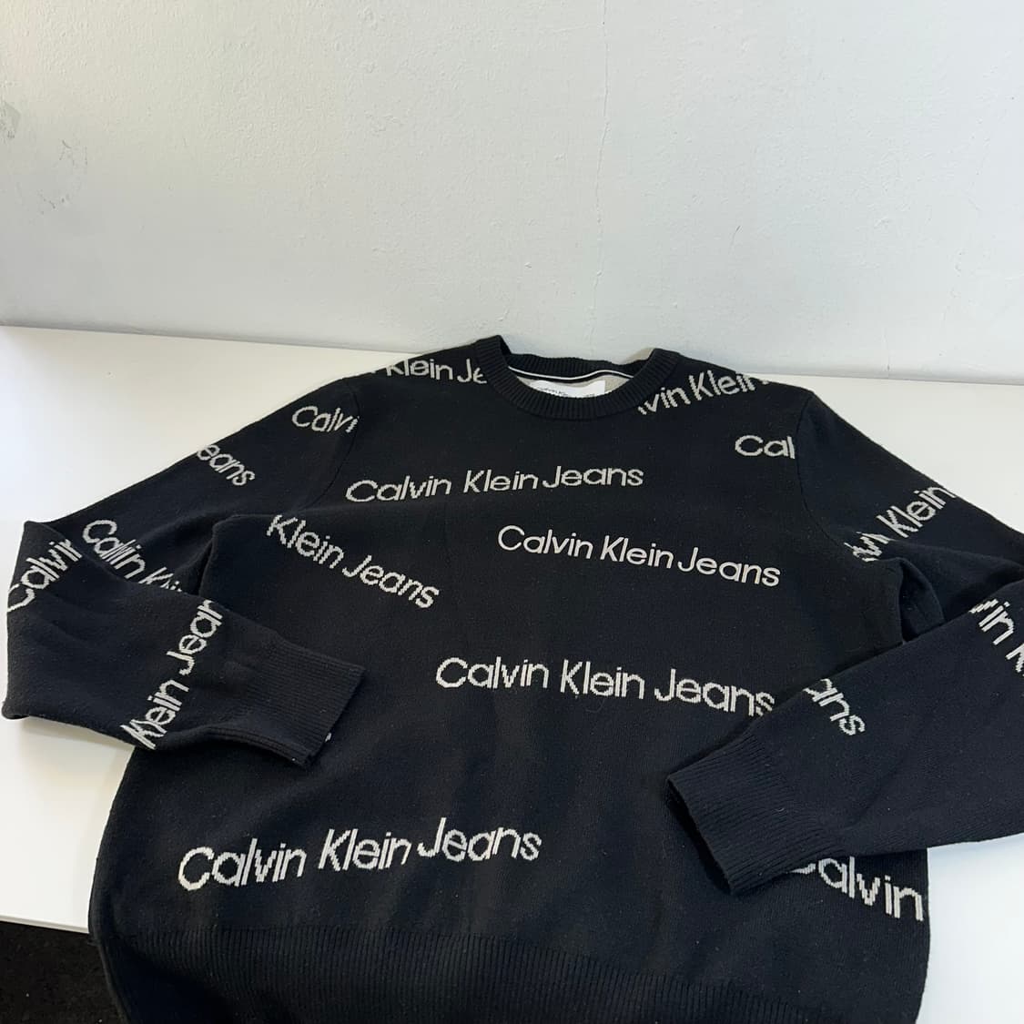 M 켈빈클라인 블랙 멀티로고 라운드니트 상품이미지4