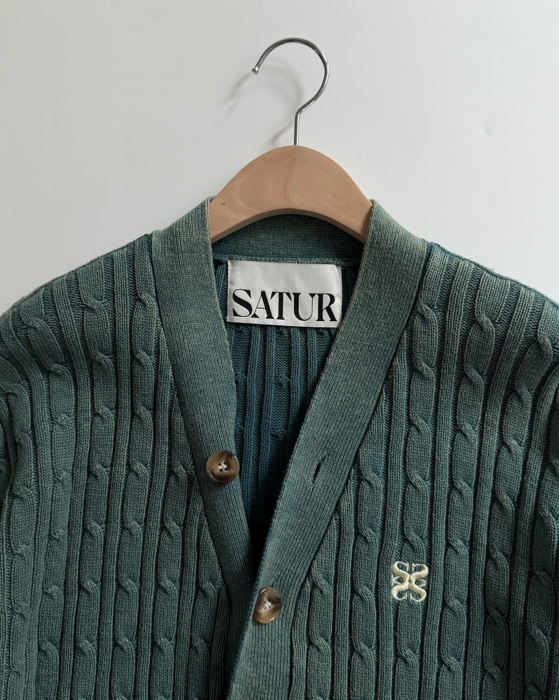 Satur 세터 딥 그린 로고 케이블 가디건 상품이미지2