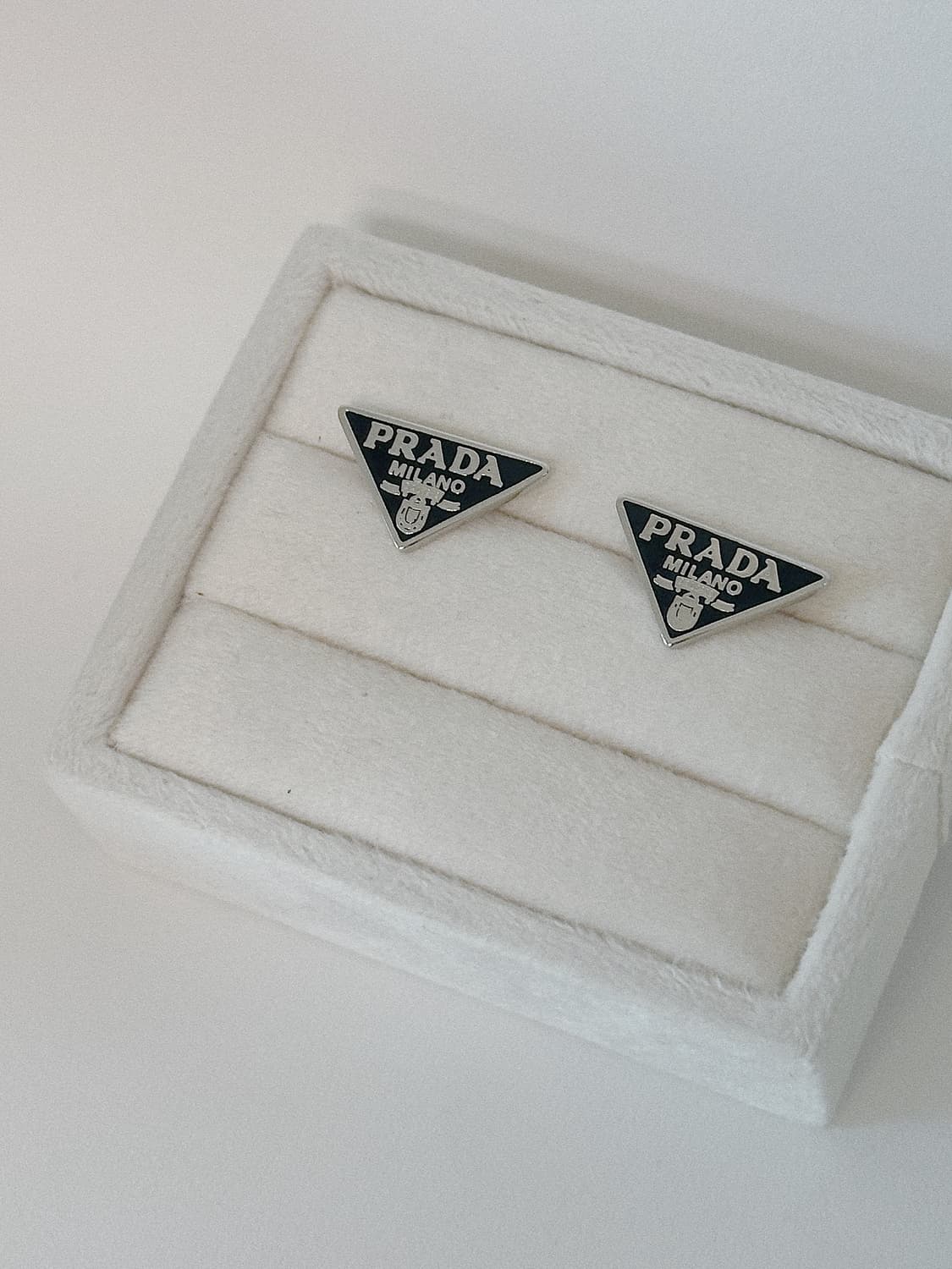 프라다 삼각로고 블랙 업사이클링 귀걸이 상품이미지1