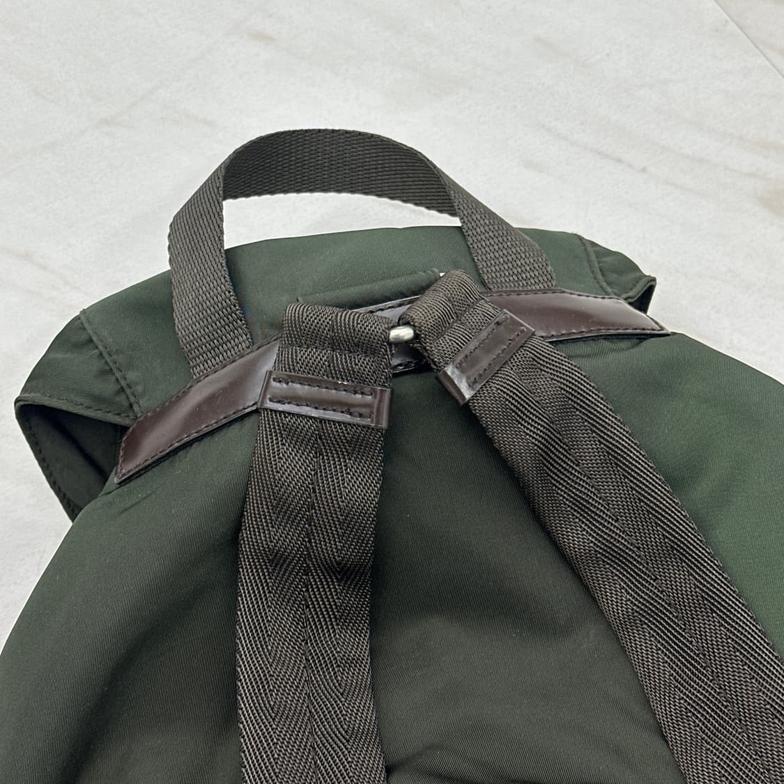 프라다 포코노 백팩 나일론 카키 상품이미지4