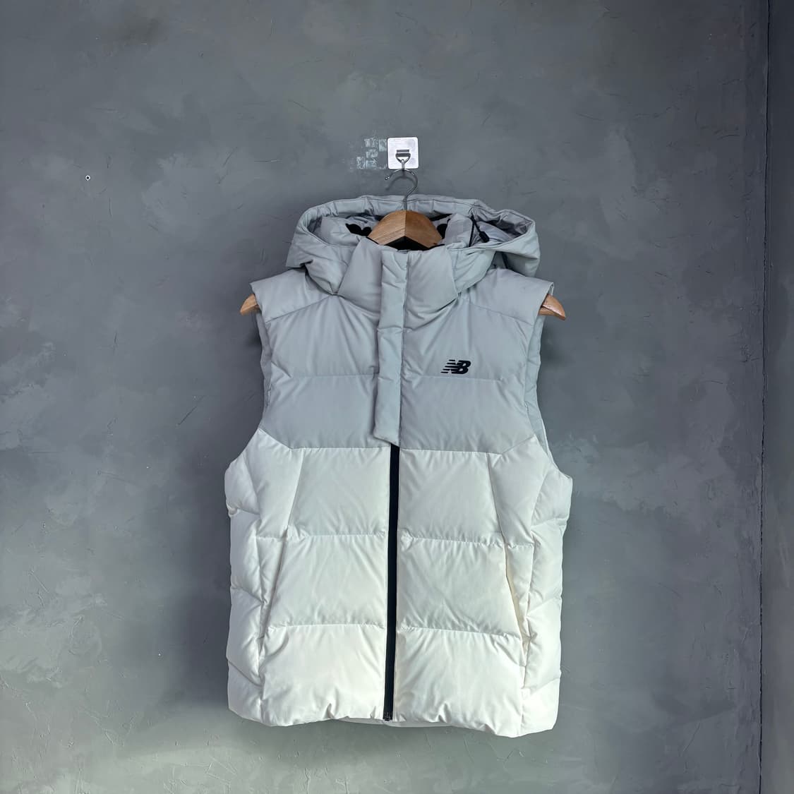 뉴발란스 구스다운 패딩조끼 화이트 그레이 상품이미지1