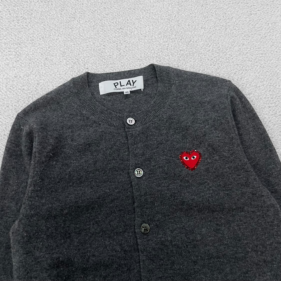 꼼데가르송 x 라인스톤 25ss 큐빅 하트 와펜 라운드 가디건 상품이미지3