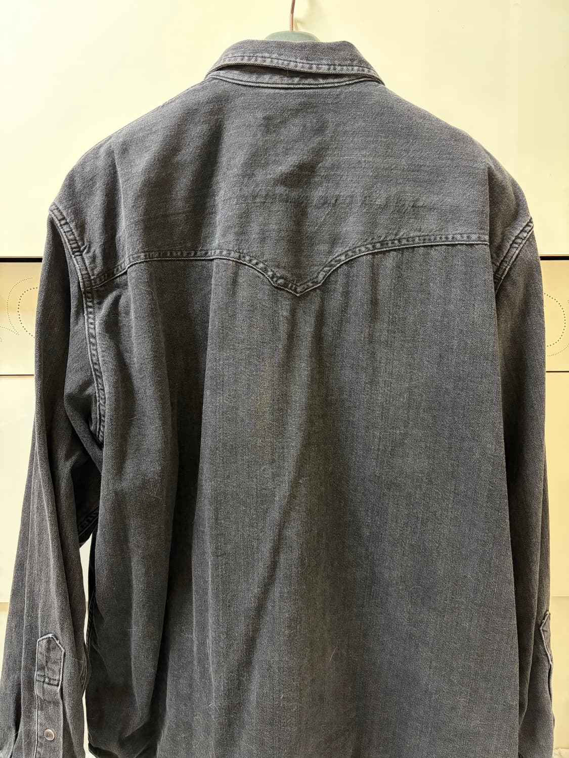 [L] TOGA PULLA ARCHIEVES 토가 블랙 데님 프린지 셔츠 상품이미지3