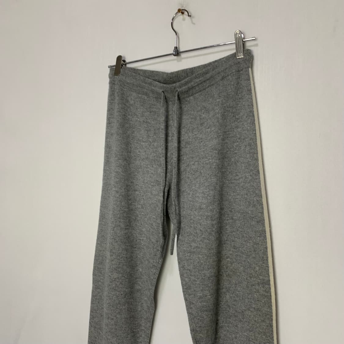 띠어리 캐시미어 100 니트 일자 슬림 트레이닝 조거 팬츠 그레이 상품이미지2
