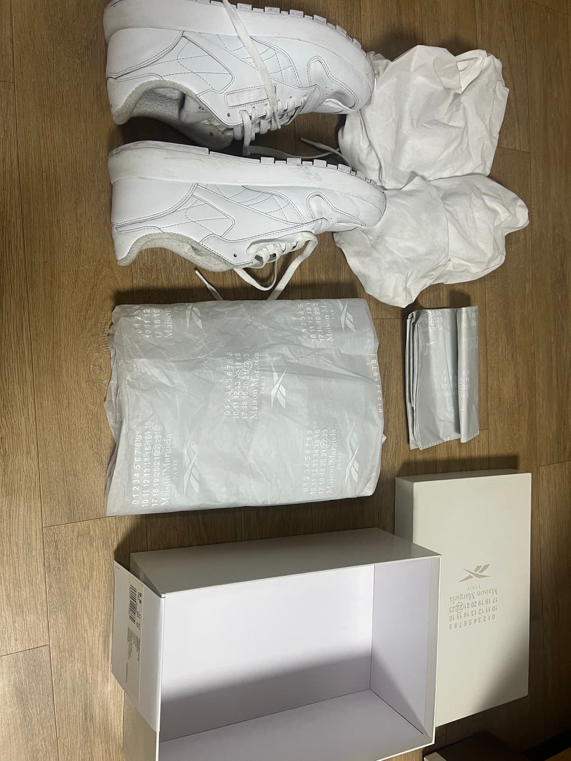 리복 x 메종 마르지엘라 클래식 레더 타비 슈즈 화이트 275 상품이미지4