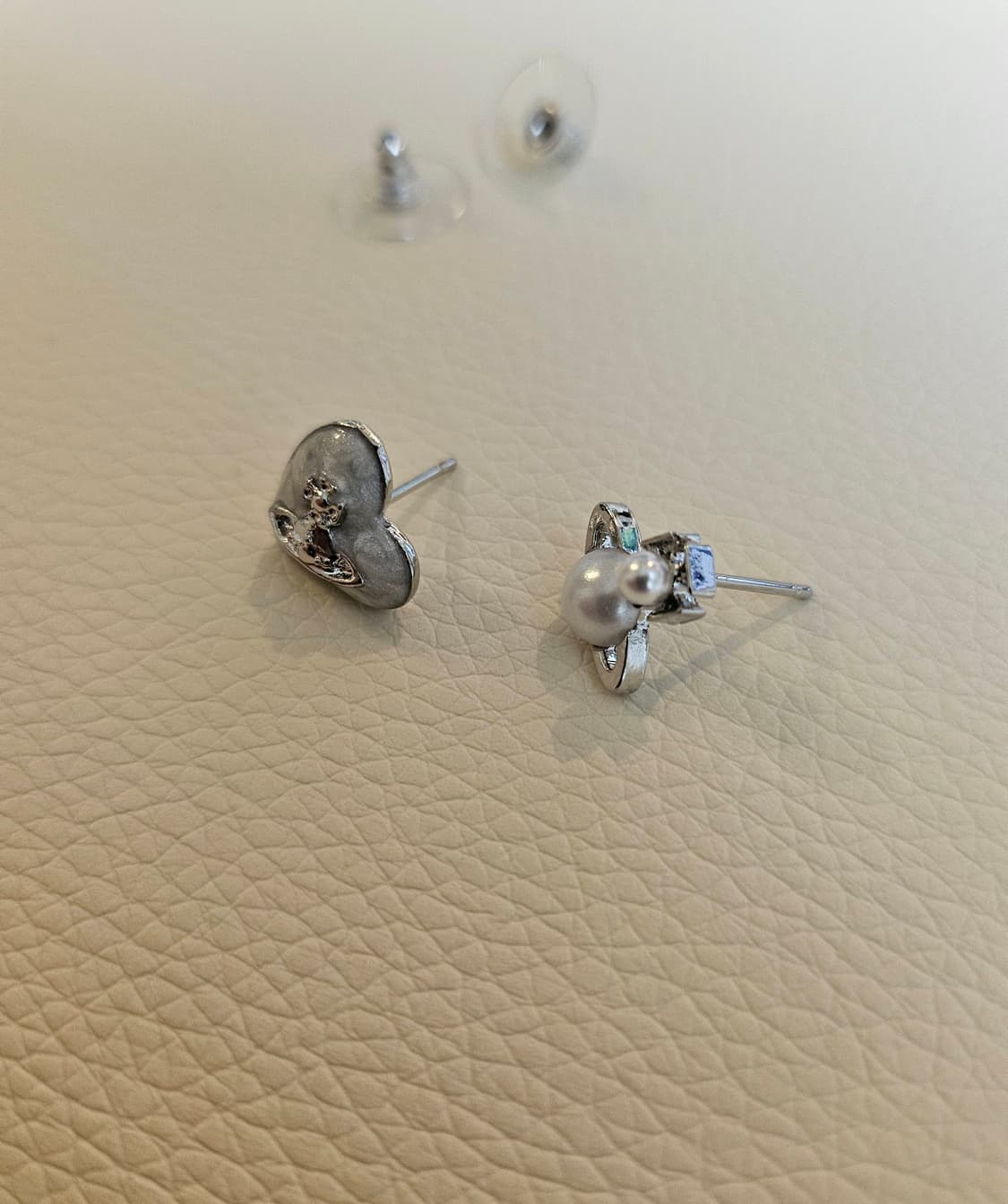 비비안웨스트우드 업사이클링 하트 언발란스 진주 귀걸이 상품이미지4