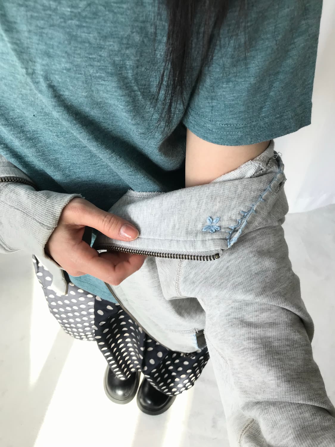 블루 스티치 디테일 후드집업 상품이미지6