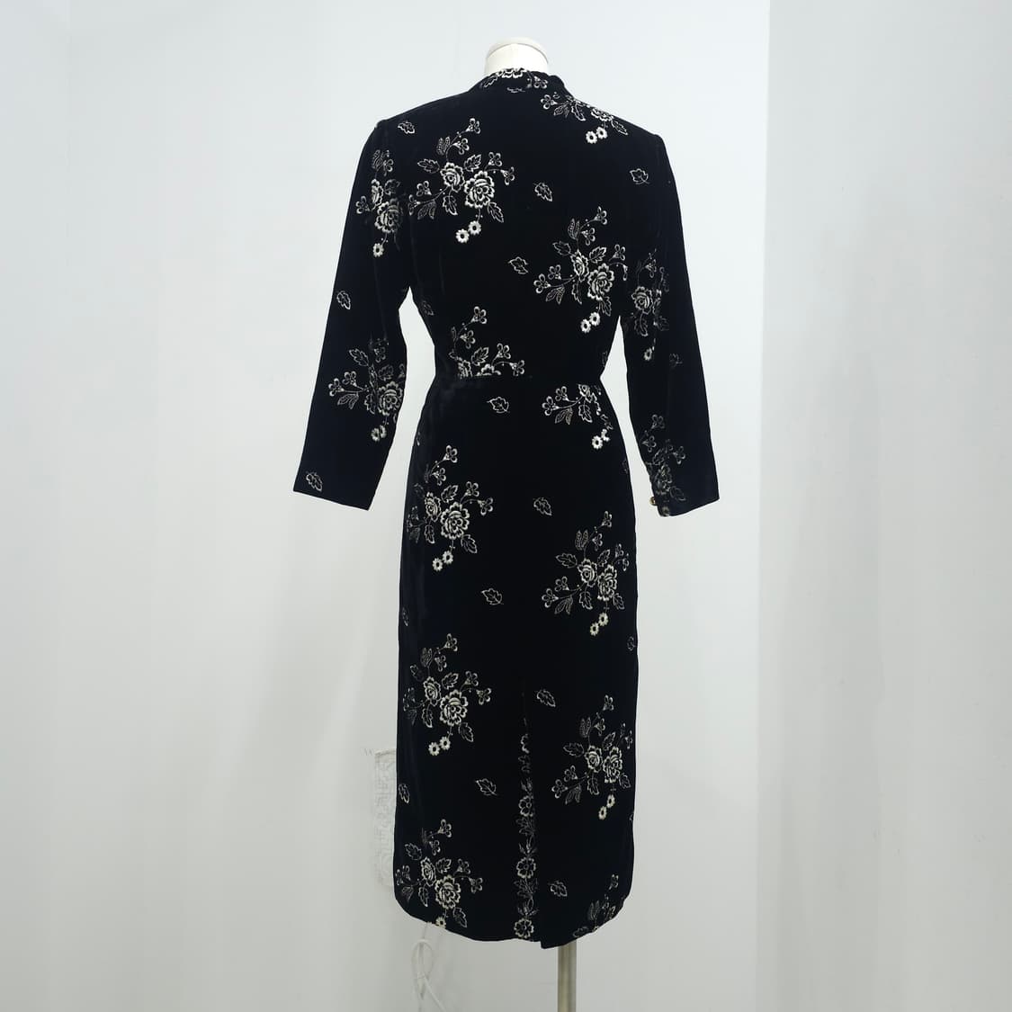 블랙 벨벳 화이트 플라워 자수 원피스 상품이미지3