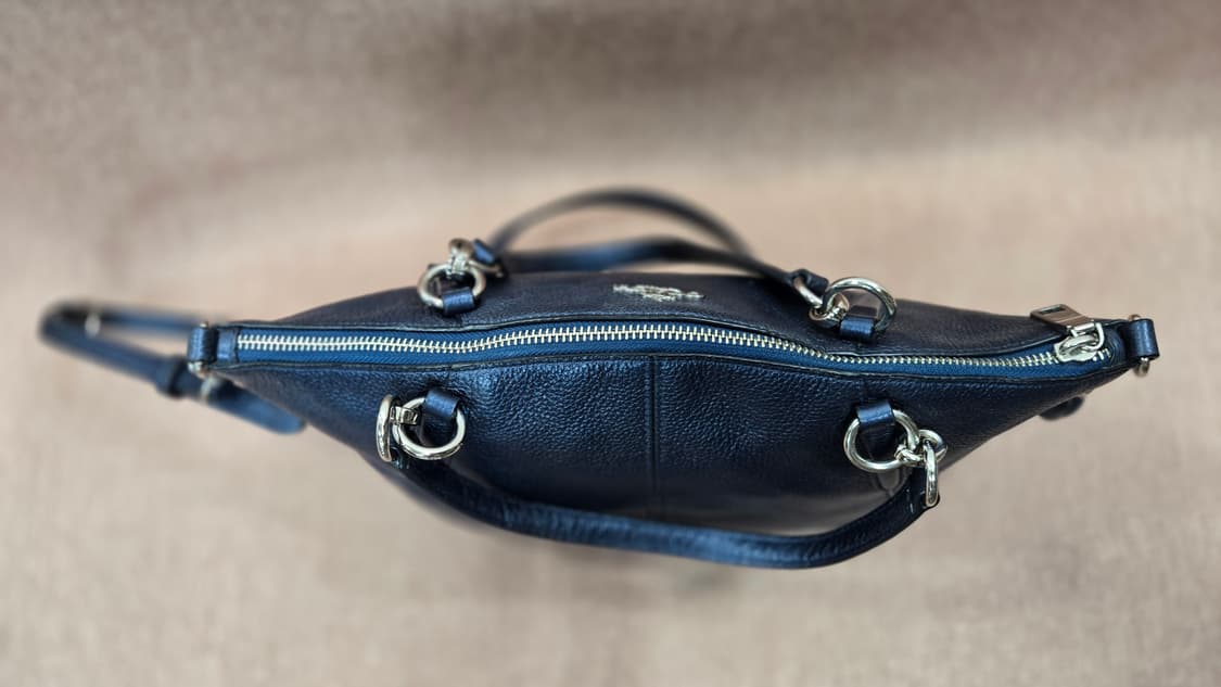 코치정품 - 메탈릭 퍼플레더 미니 켈시 새첼 크로스바디 상품이미지3