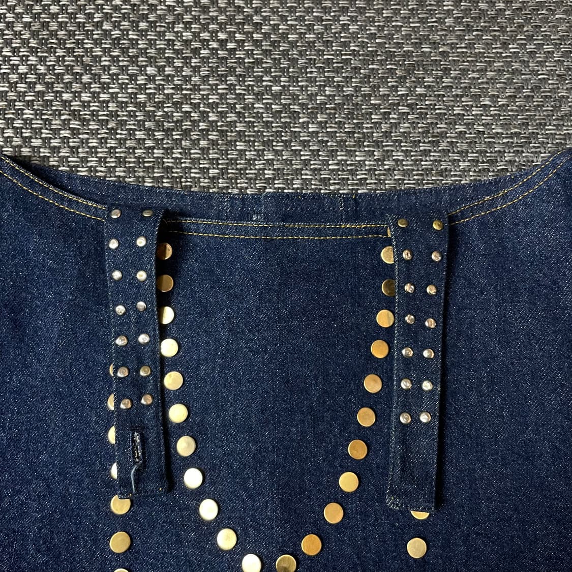 RENOMA 진청 스터드 큐빅 데님 오프숄더 상의 상품이미지4