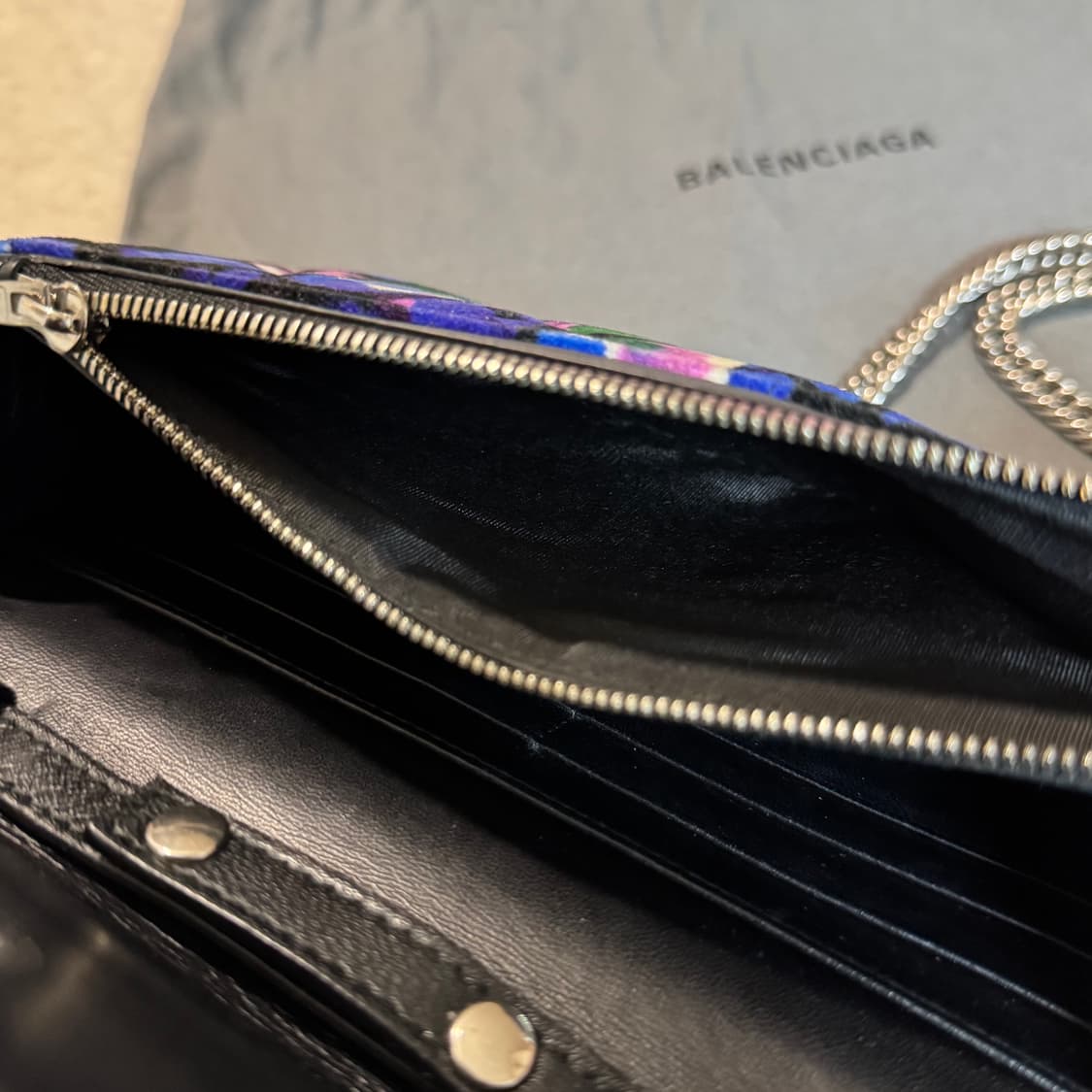 발렌시아가 BB 로고 벨벳 체인 크로스백 상품이미지6