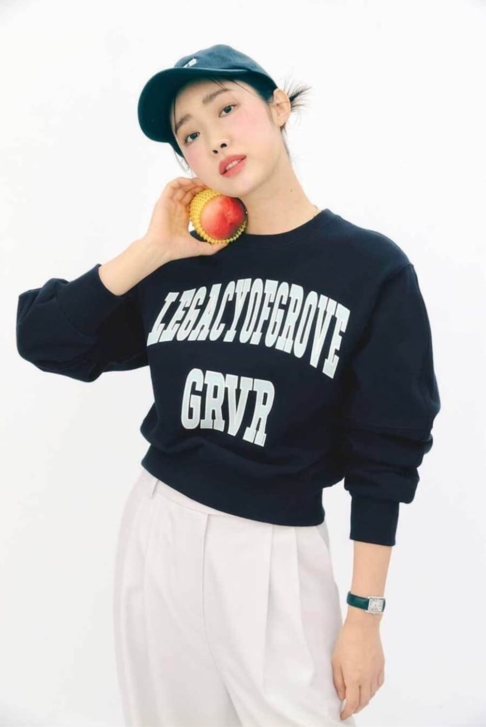 그로브 LEGACY 맨투맨 네이비, 베이지 [차정원 착용] 상품이미지2