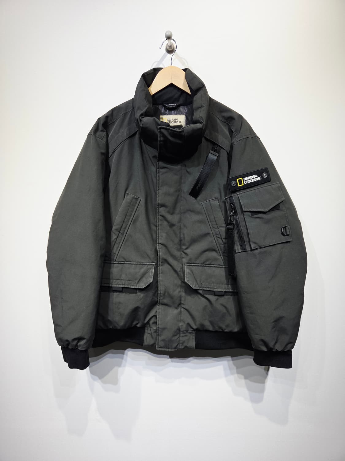 내셔널지오그래픽 유틸리티 덕다운 숏패딩 차콜 상품이미지2