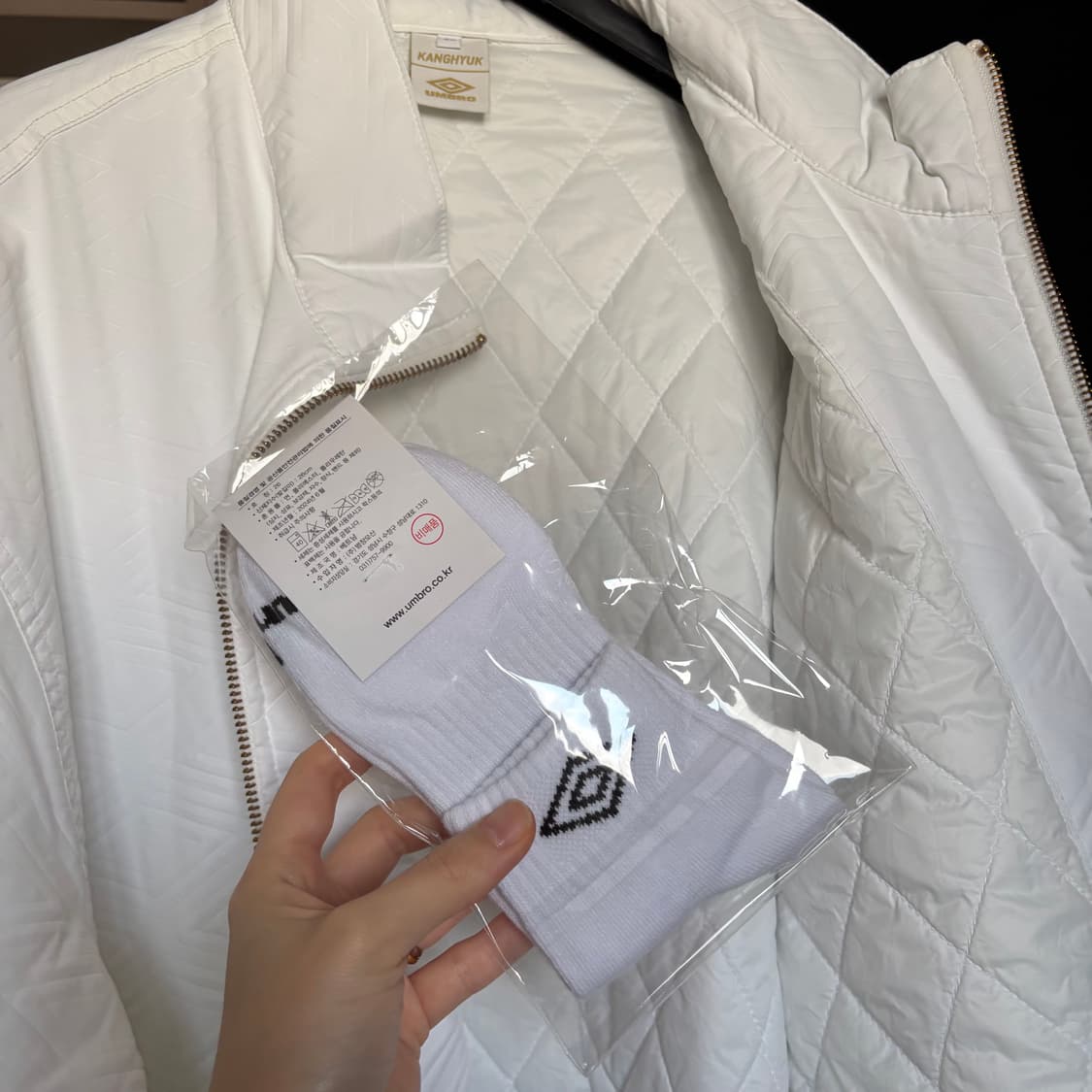 엄브로 x 강혁 화이트 마스 fc 디렉터 프로텍트 자켓 상품이미지9