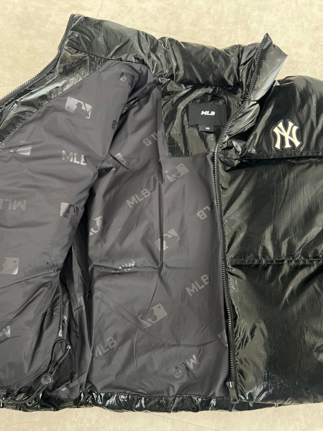 mlb 크롭 유광 커브 패딩 XS 상품이미지4