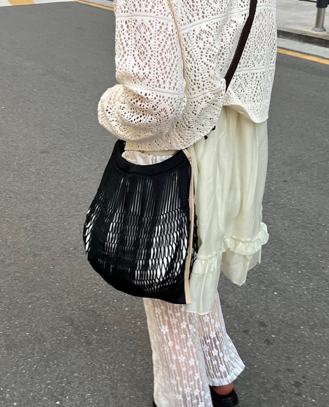 르메르 나일론 네트 라지 크로스바디 필트 네트백 블랙 상품이미지1