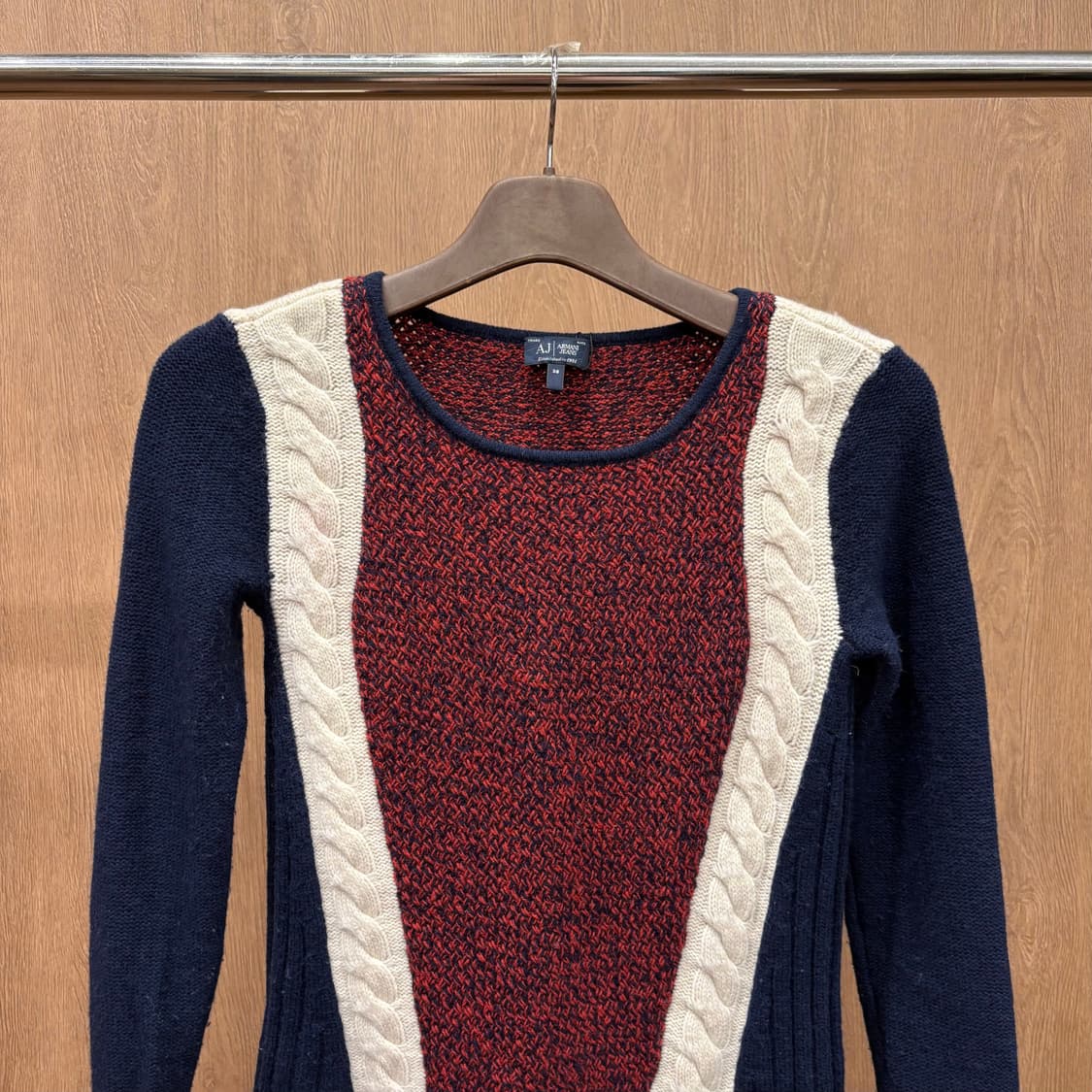 아르마니 진스 긴팔 니트 컬러 배색 케이블 언밸런스 커팅 디테일 네이비 상품이미지4