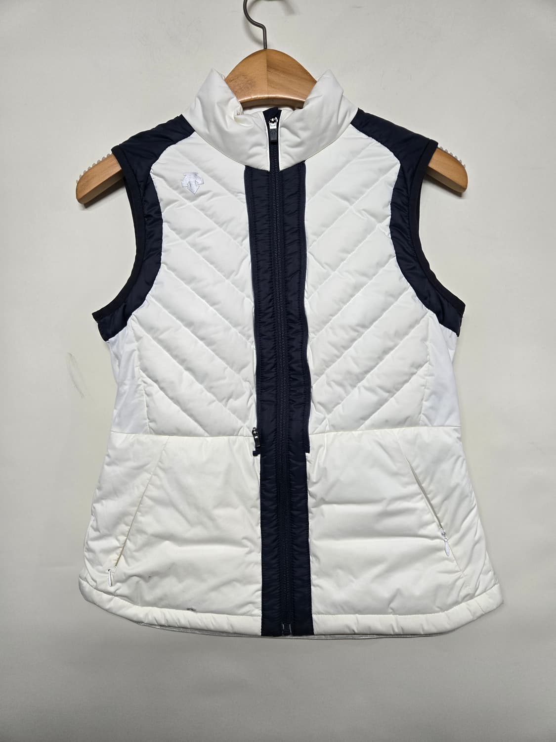 데상트 골프 여성  구스패딩 조끼 화이트/네이비M 상품이미지1
