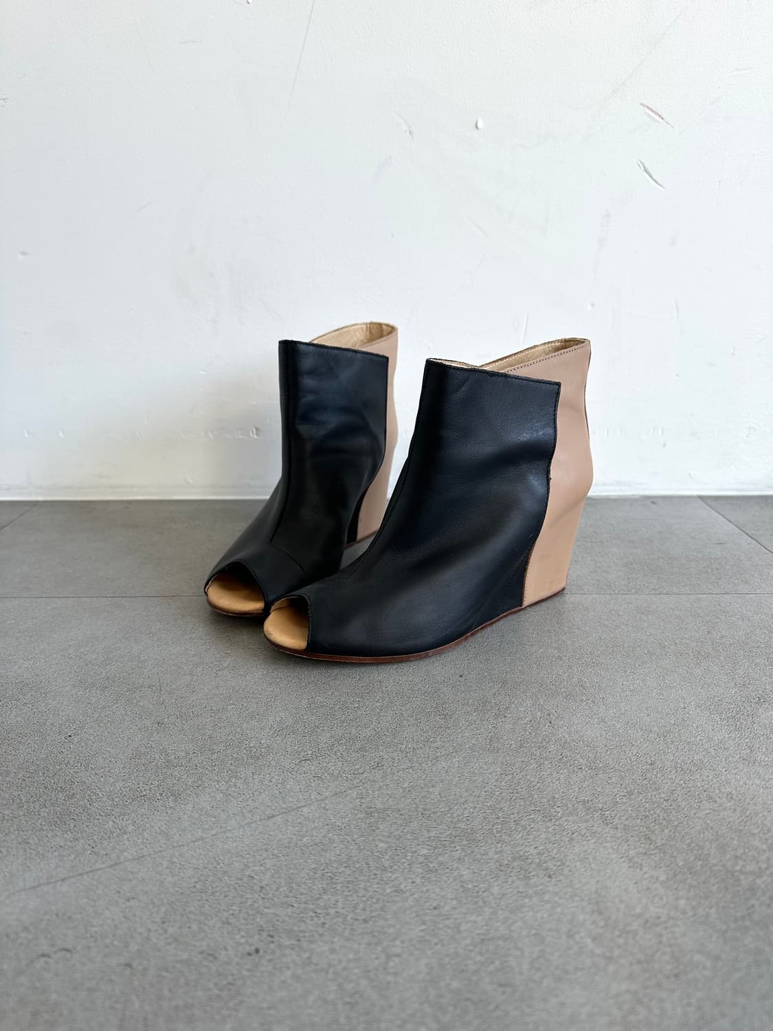 메종 마르지엘라 MM6 블랙 베이지 웨지 부츠 상품이미지1