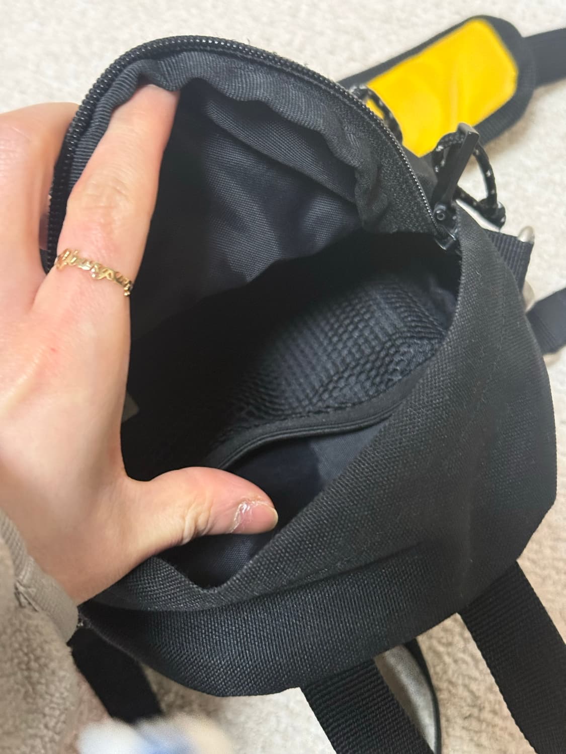 아더에러 미니 크로스백 상품이미지4