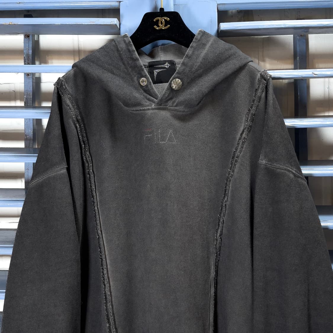 떠그클럽 X 휠라 스티치 워시드 후드스웻 상품이미지1