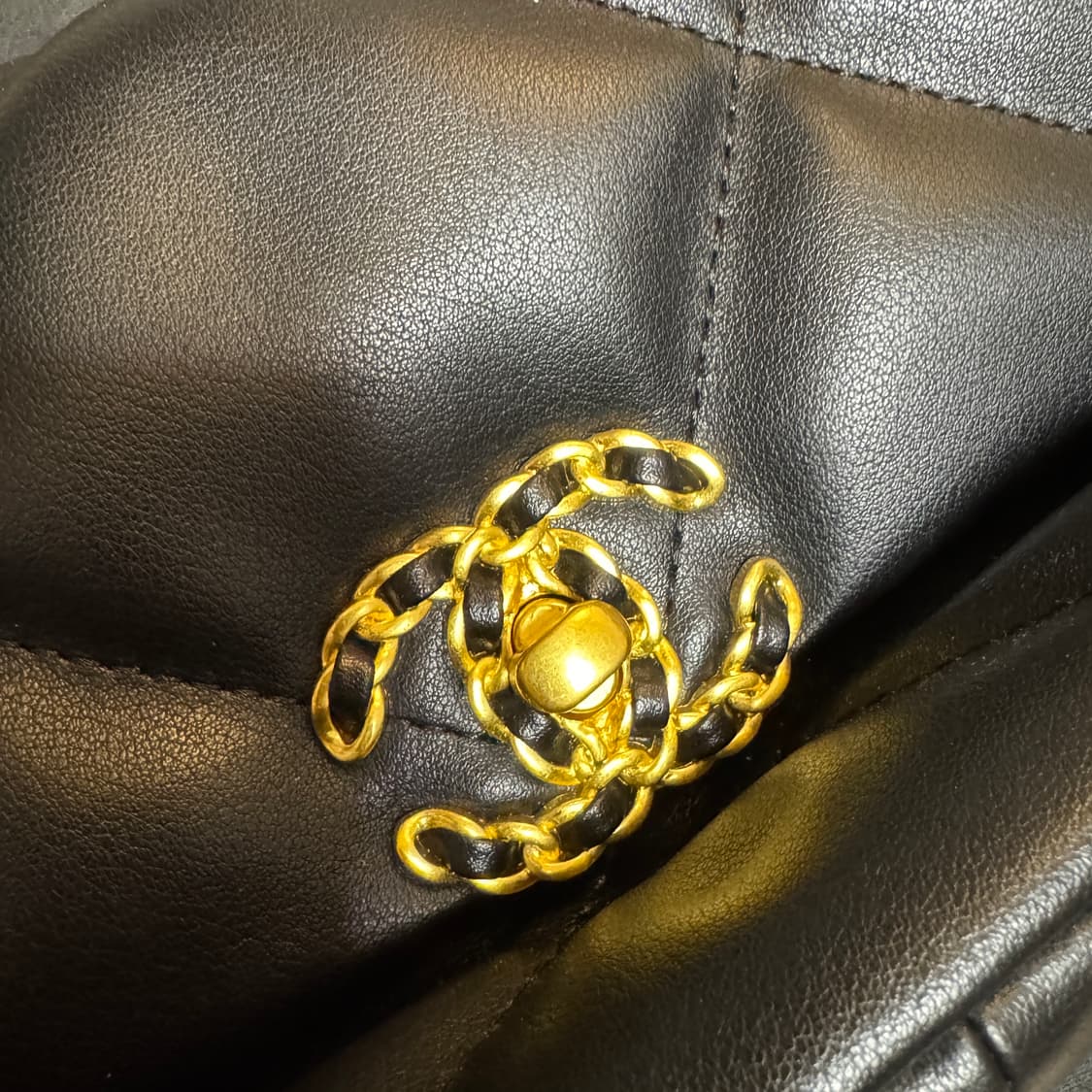 샤넬 나인틴백 미디움 상품이미지3