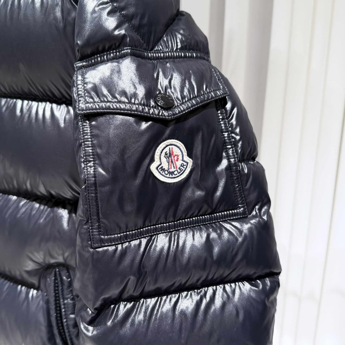 2 / 몽클레어 마야 MAYA 유광 블랙 숏 패딩 상품이미지3