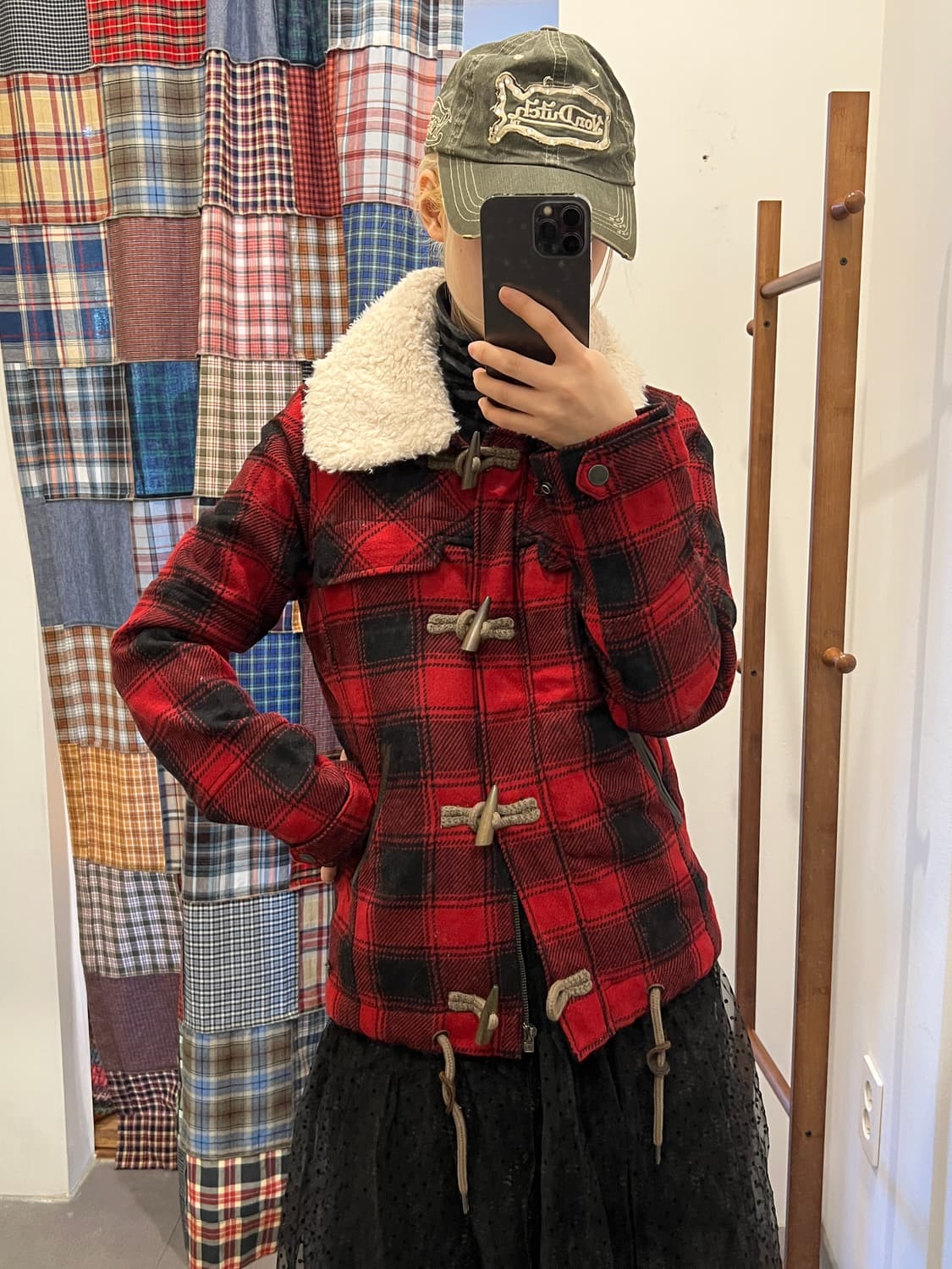 Levi’s 레드 체크 퍼 더플 자켓 상품이미지1