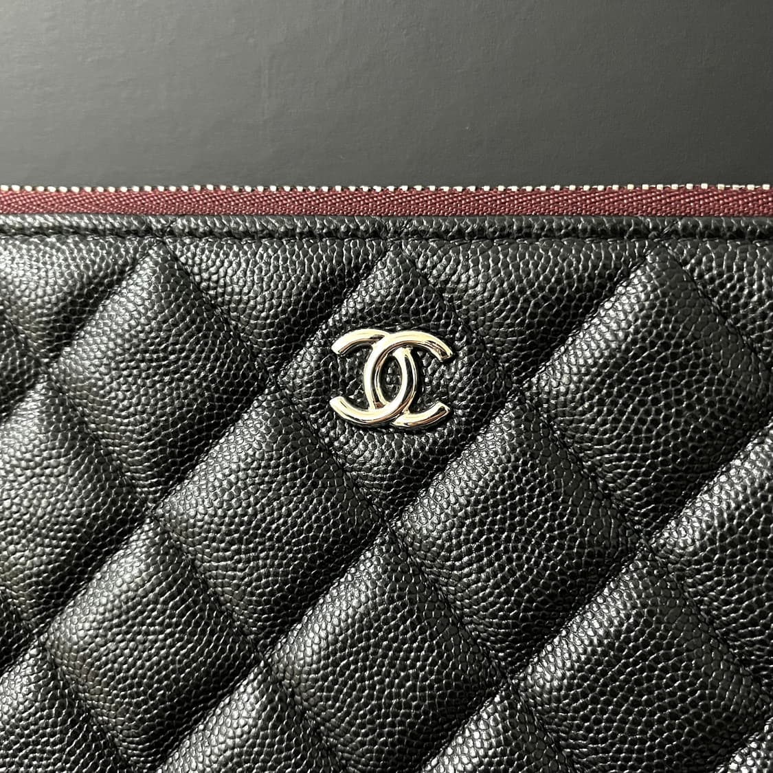 [S급/정품] 샤넬 클래식 그레인드 실버 메탈 미듐 클러치 백 상품이미지4