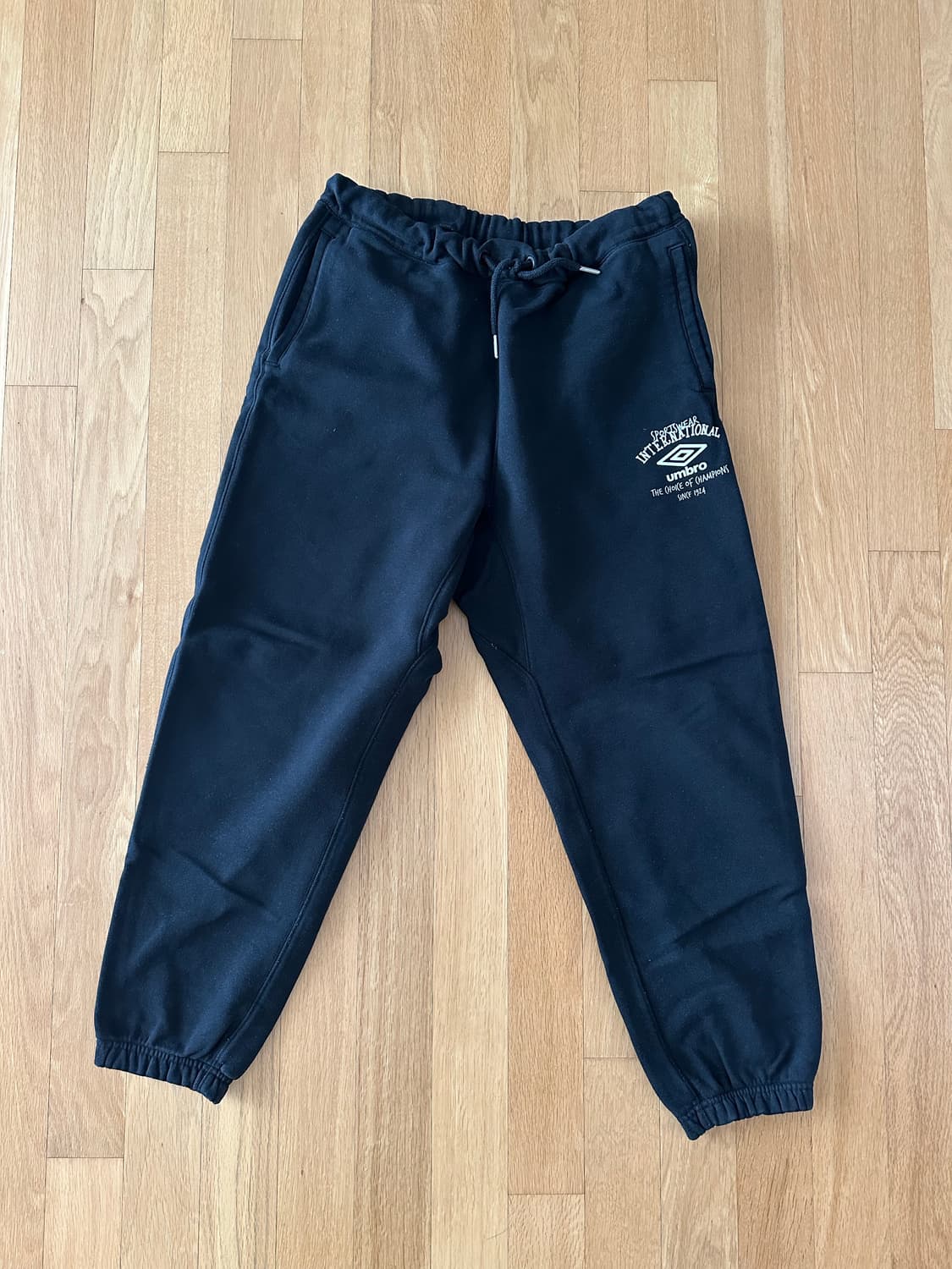 엄브로 UO421CFPN6 블랙 색상 조거팬츠 상품이미지1