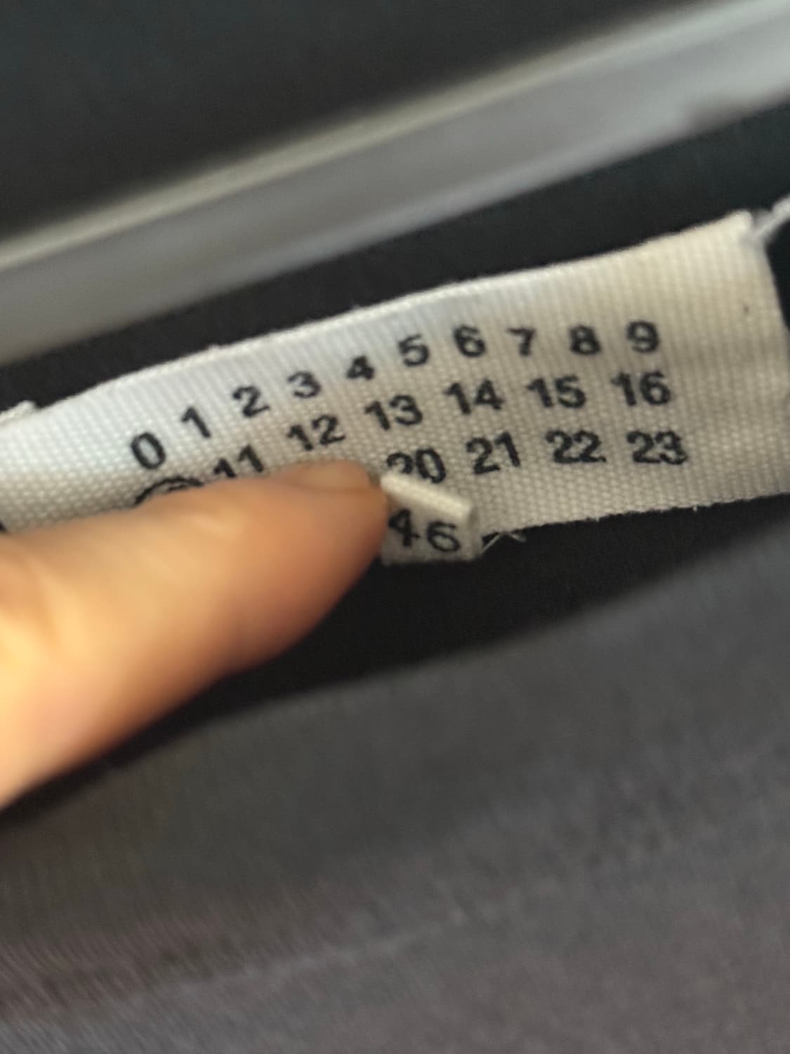 마르지엘라 블랙 로고 자수 반팔 티셔츠 46 상품이미지4