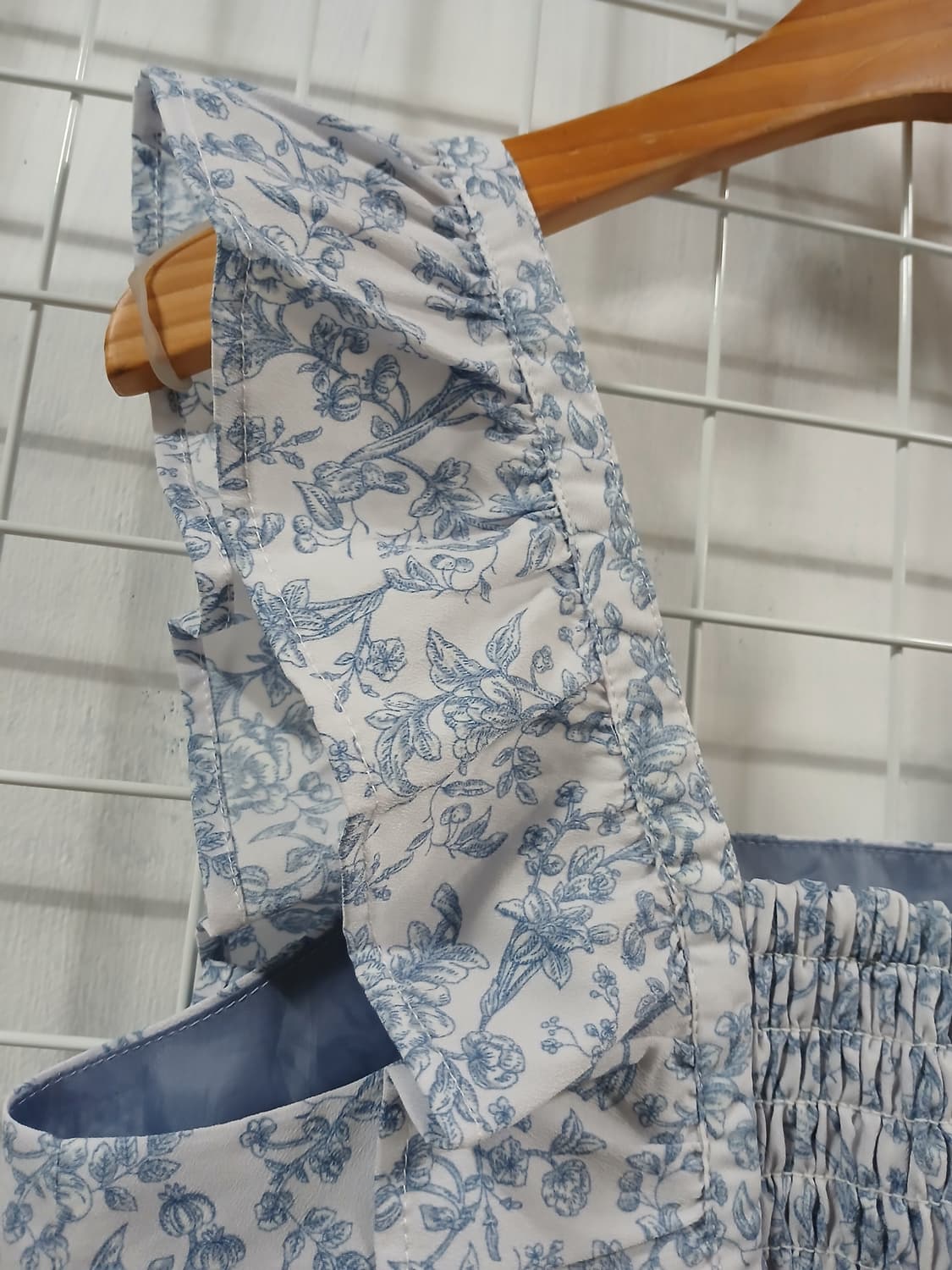 하늘색 꽃무늬 민소매 블라우스 상품이미지3