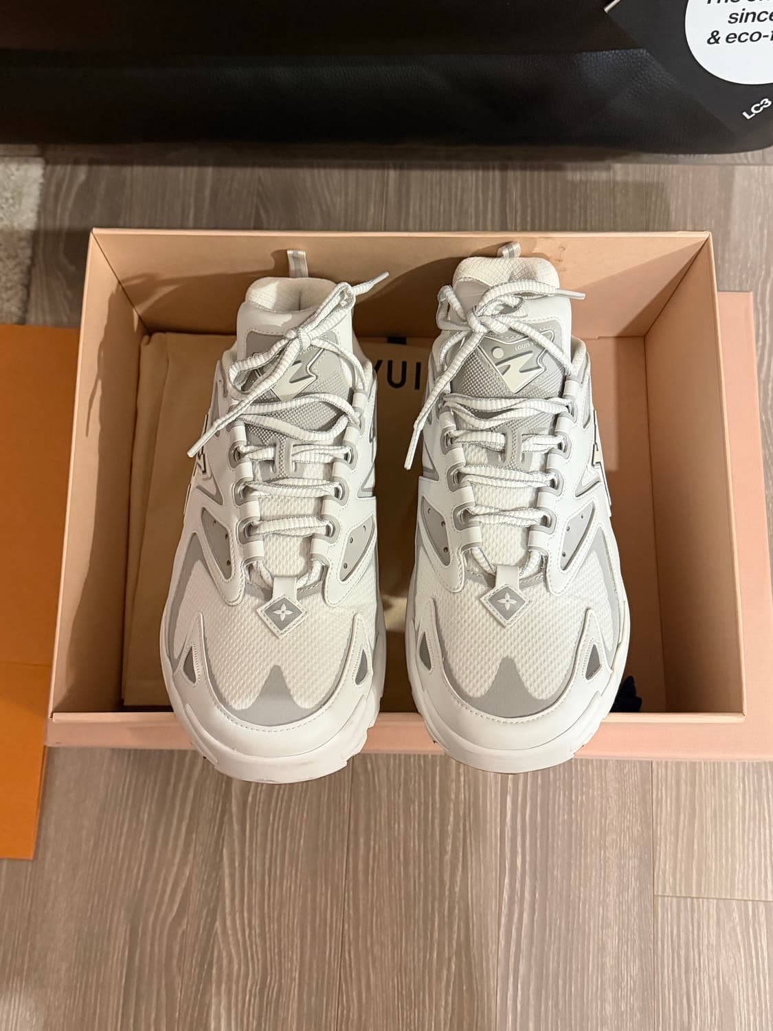 루이비통 러너 태틱 스니커즈 화이트 9  상품이미지3