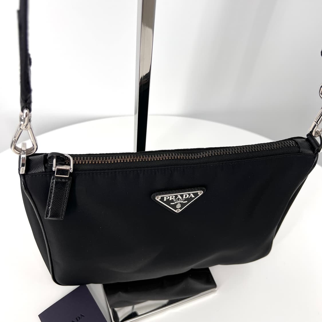 프라다 삼각로고 리나일론 사피아노 크로스백 블랙 (2VH113) 상품이미지8