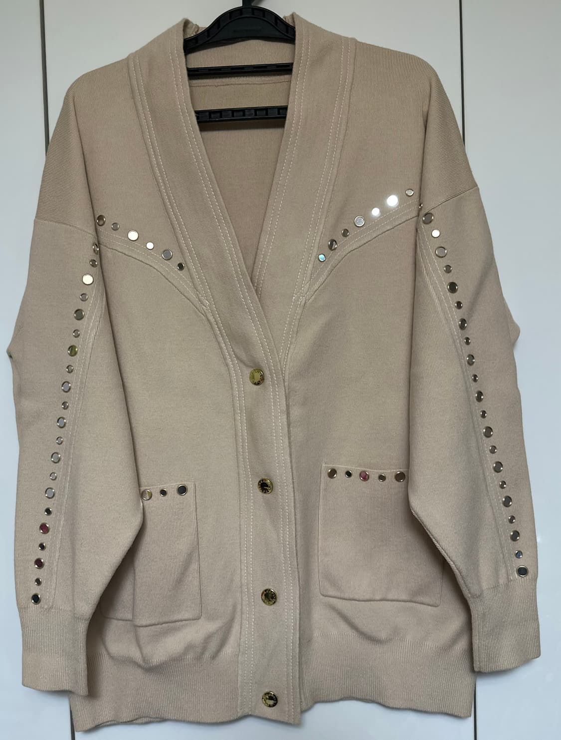 산드로 베이지 스터드 포인트 가디건 상품이미지1