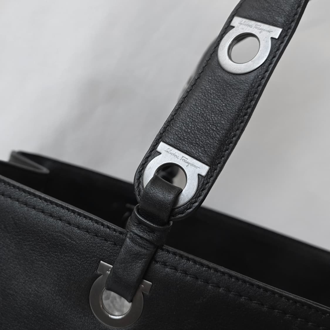 [정품 Ferragamo] 페레가모 빈티지 간치니버클 레더 숄더백 쇼퍼백 상품이미지3