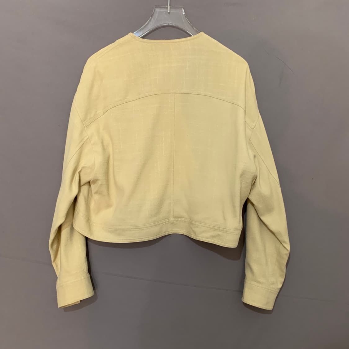82 타임 22SS 베이지 로고 버튼 크롭 스판 자켓 상품이미지3