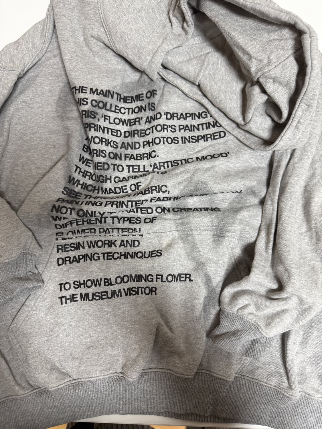 더 뮤지엄 비지터 하트 스프레이 후드 그레이 상품이미지4