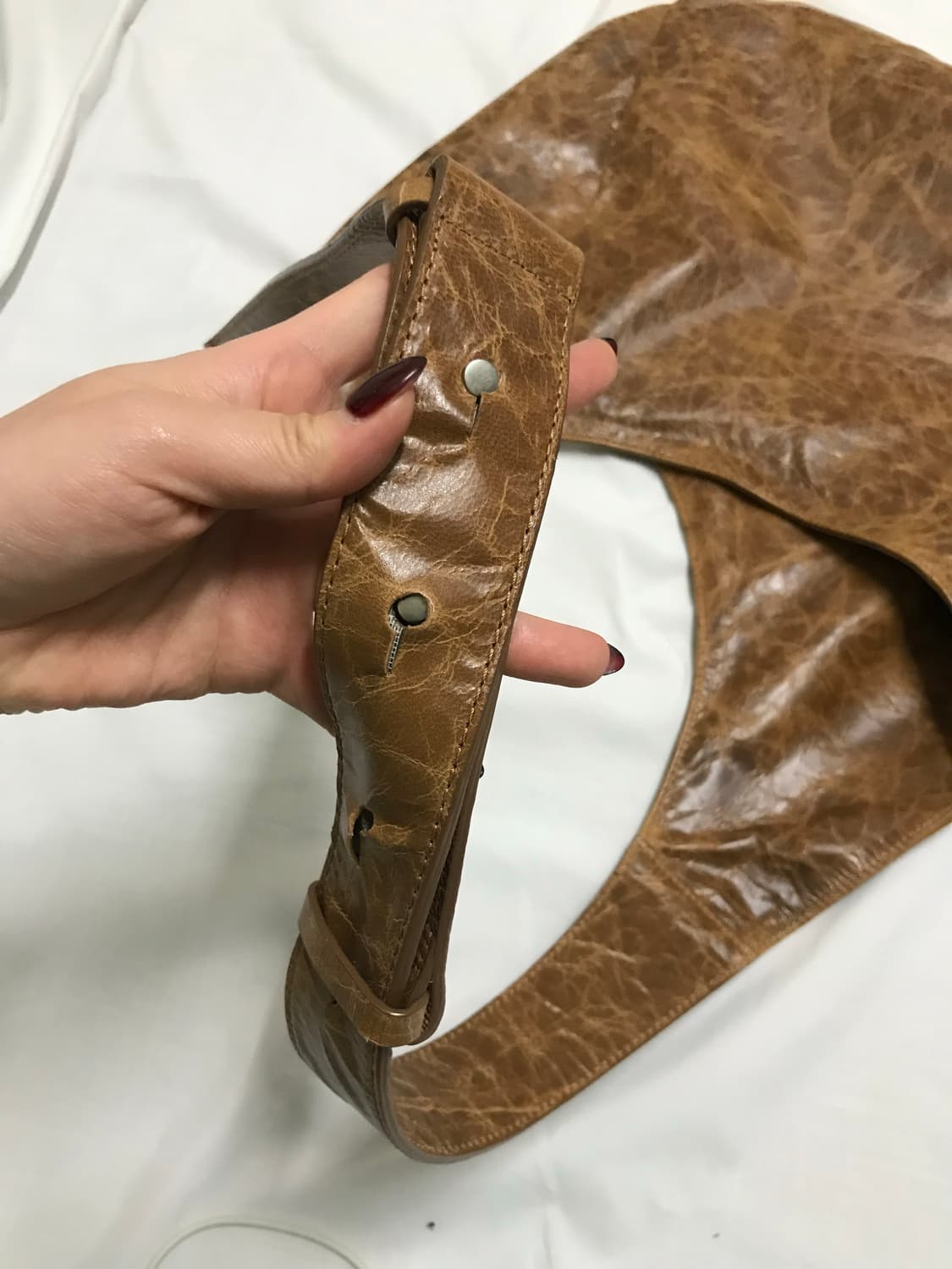 쿠어 하프 문 크로스 레더 토트백 (카멜) 상품이미지6