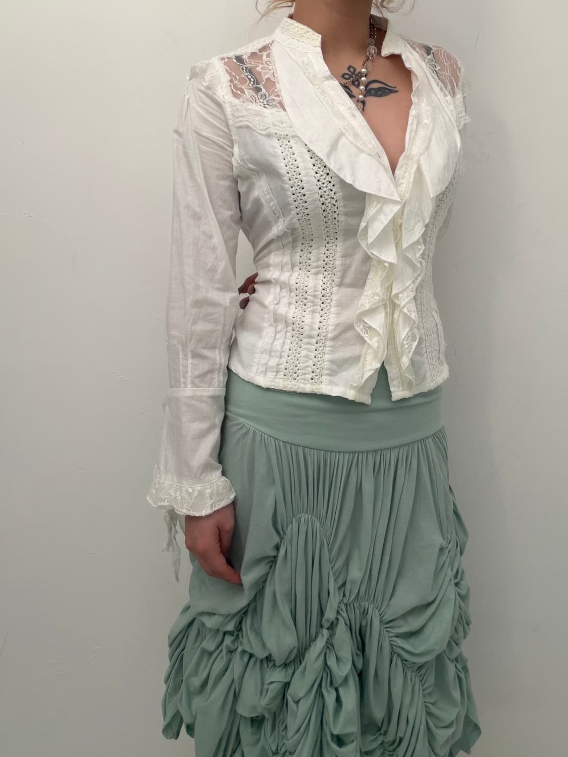 화이트 프릴 레이스 셔츠 상품이미지2